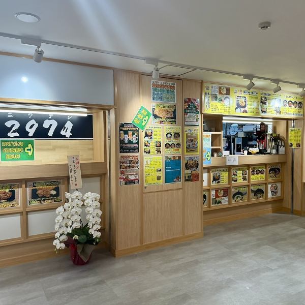 活気あふれるフードコート！一人でも大人数でも大歓迎！開放的な雰囲気で、美味しい料理とお酒を気軽に楽しめます。仕事帰り、女子会、家族の集まりにもぴったりです。昼飲みもできます♪