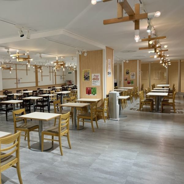 100席の広々空間は、宴会に最適！仲間と賑やかに語らいながら、自慢の肉料理と豊富なドリンクを堪能できます。コース料理と合わせて、思い出に残るひとときを。