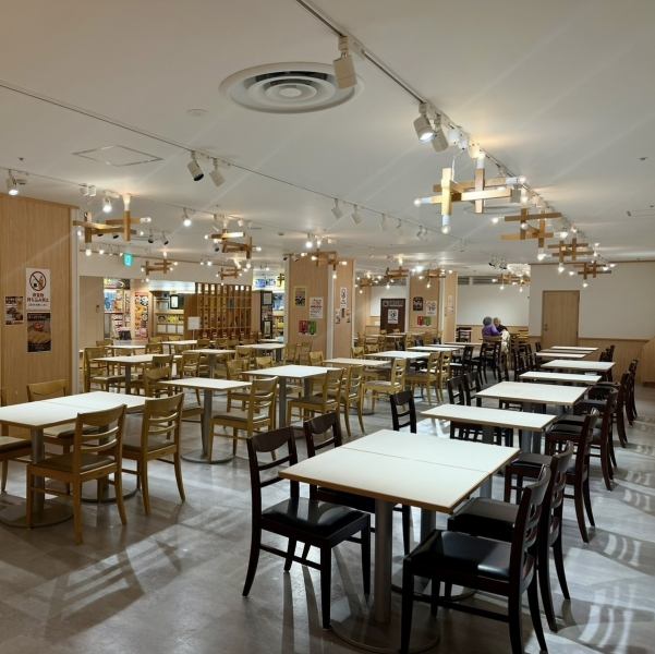 新感覚フードコートなので、気軽に立ち寄れるお店。温かい雰囲気の中、美味しい料理とお酒を堪能できます。お一人様から大人数まで、様々なシーンでご利用ください。