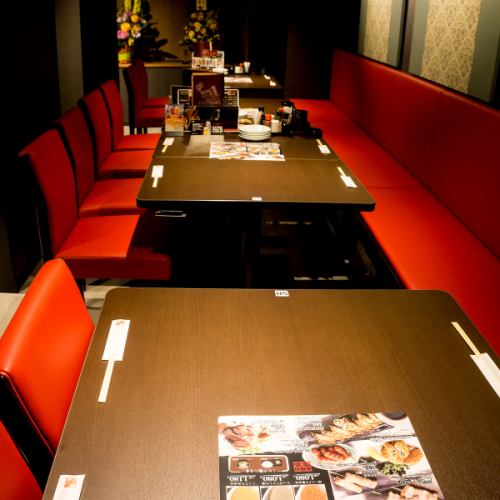 <p>Eat at a spacious table with comfortable indirect lighting.Kushidori welcomes &quot;a little drink&quot; and dates on the way home from work ☆ The popular counter seats have wide space between seats, so you can relax slowly without worrying about the neighbors! Both men and women are very comfortable and modern. Please enjoy the evening drink with the exquisite skewers at your seat ♪ * The photo is of an affiliated store.</p>
