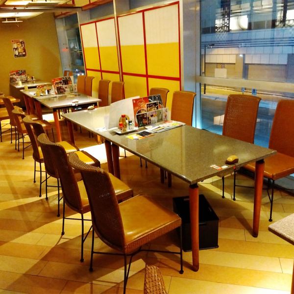 間接照明が心地よいゆったりテーブルでお食事を。串鳥はお仕事帰りの「ちょっと一杯」もデートも大歓迎です☆人気のカウンター席はお席の間隔が広いので、隣が気にならずゆっくりとお寛ぎ頂けます!男性・女性ともに居心地抜群和モダンなお席で、絶品串焼きをお供に晩酌をお楽しみ下さい♪※写真は系列店になります