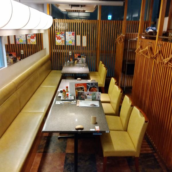 仕切られた半個室感のテーブル席はプライベートでのご利用にも最適。落ち着いてご飲食を楽しめます。