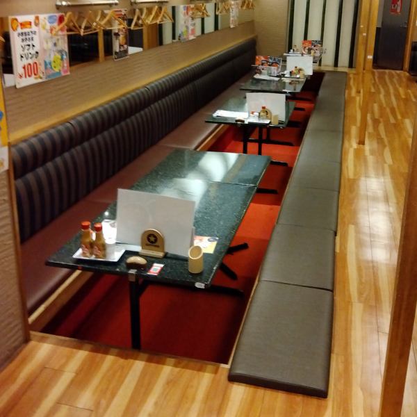 大人数でも大丈夫!一体感あるお部屋は、忘新年会・歓送迎会や結婚式の2次会にも最適!掘りごたつ席ですので、足を伸ばしてゆったりとお寛ぎ頂けます。お得な「各種ご宴会コース」もご用意しております!※写真は系列店になります