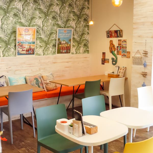 インスタ映えするおしゃれな内観は、心地よい雰囲気で、ゆったりと会話を楽しむことができます。写真を撮りたくなる素敵なデザインやディテールが満載で、特別な時間を演出します。友達との楽しいひとときをお楽しみください！Wi-Fiやコンセントもございますので気軽にお申しつけくださいませ！