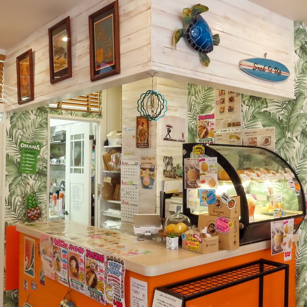 大久保駅から徒歩7分の場所に位置し、オレンジのユニークな外観が目印です。中に入ると、元気なスタッフが笑顔でお迎えします。居心地の良い空間で、皆さまのご来店を心よりお待ちしております。美味しい料理と楽しいひとときをお楽しみに、ぜひお越しください！