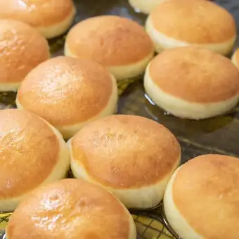 送礼佳品！外带盒装10个马拉萨达甜甜圈。