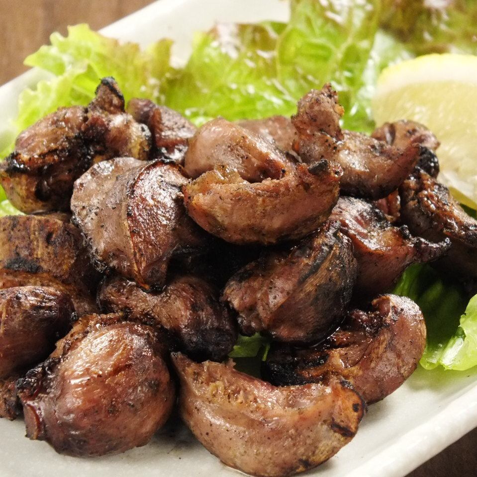 備長炭で燻しながら焼いた親鶏はジューシーで大人気!