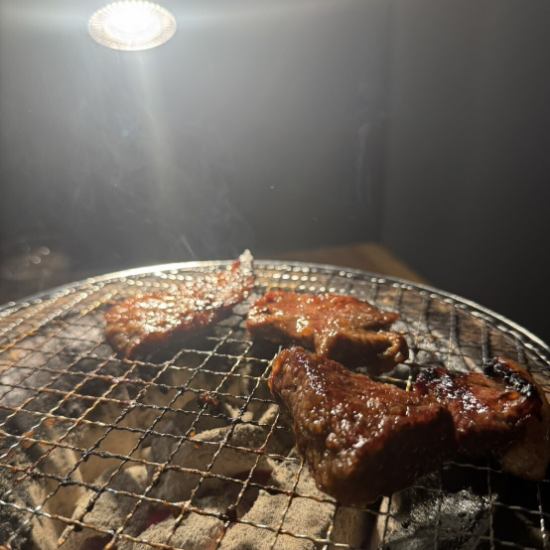上質な志方牛と八鹿豚を炭火で。落ち着いた空間で愉しむ大人の贅