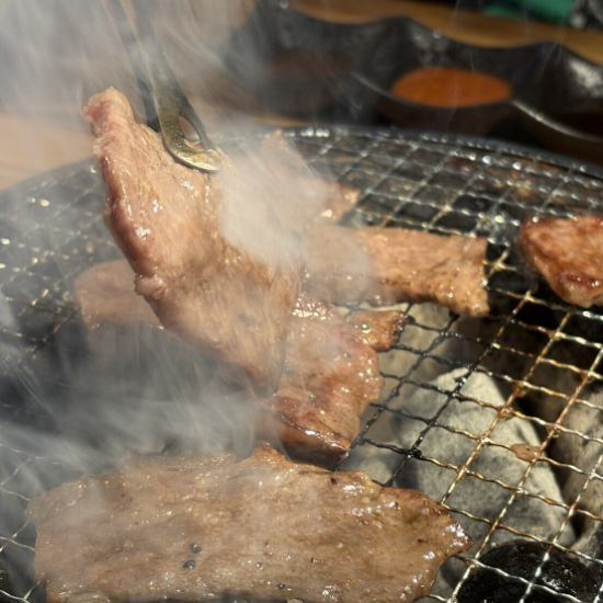 清潔感ある空間で志方牛を堪能。炭火の香りに包まれる至福の時間
