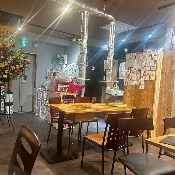 垂水駅から徒歩3秒という好立地にありながら、都会の喧騒を忘れさせる落ち着いた雰囲気の店内です。木目を活かしたシンプルなインテリアが並び、清潔感に溢れた空間が広がります。初めての方でも気兼ねなくお立ち寄りいただけるカジュアルな造りで、心安らぐ美味しいひと時をゆったりとお過ごしいただけます。