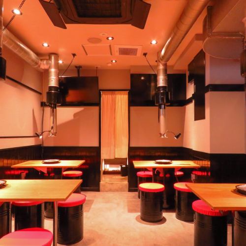 広々としたテーブルで、ゆったりとくつろぎながら食事を楽しめる心地よい空間。大人数でも気兼ねなく囲め、笑顔と会話が弾むひとときを演出します。