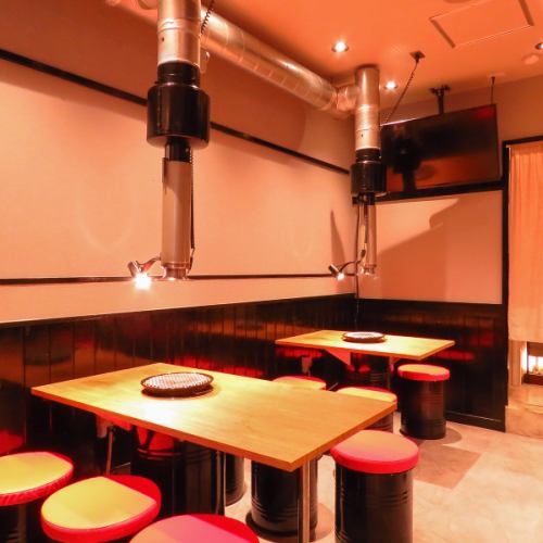  ゆとりあるテーブル席で、料理を並べても余裕たっぷり。落ち着いた雰囲気の中、家族や仲間と特別な時間を過ごせます。