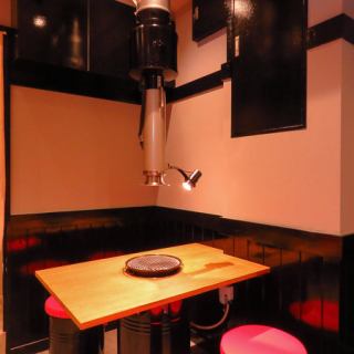  ゆったり配置されたテーブルで、プライベート感のある居心地のよさを実現。落ち着いた空間で、心ゆくまで食事と会話を堪能できます。