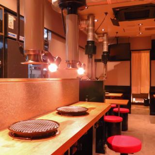 目の前で焼き上がる香ばしい音と匂いを五感で楽しめるカウンター席。職人の技を間近で感じながら、ライブ感あふれる特別なひとときを過ごせます。ひとりでも気軽に利用でき、落ち着いた雰囲気でゆっくりと贅沢な時間を味わえる人気の席です。