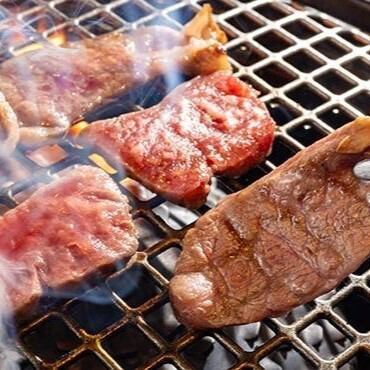 <p>落ち着いた照明と広々とした空間で、ゆったりと食事を楽しめる贅沢なひとときを</p>