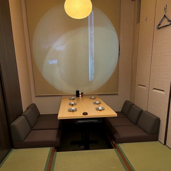 最大10名様までご利用可能な個室席をご用意しています！プライベートな空間の個室は、気兼ねせずにお友達同士やご家族でのご利用に最適です。ぜひご利用ください♪さらに、半個室席もございます。掘りごたつ席は最大8名様、テーブル席は最大4名様までまでご利用可能です。楽しいひと時をお楽しみください♪