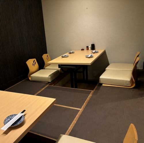 半私人座位包括最多可容納 4 人的餐桌座位和最多可容納 8 人的下沉式被爐座位。您可以根據情況以及是否與朋友或家人一起使用來選擇最合適的空間。請在輕鬆的空間中享受您的時光。