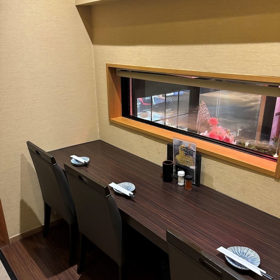 落ち着いた雰囲気の中、お食事やお酒をお楽しみいただけます。