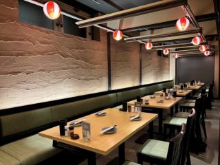 餐桌座位可容納 2 至 24 人。這是兩人約會、與志同道合的朋友一起用餐或任何類型宴會的完美座位。您可以在溫馨的氛圍中度過舒適的時光。我們還設有站立式飲酒席，請務必利用。
