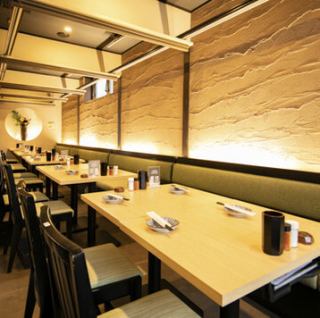 店内には、4名様までご利用いただけるテーブル席を3卓ご用意しております。ゆったりとした間隔で配置されたテーブル席は、気の合う仲間との飲み会や、ご家族でのお食事、ちょっとした集まりにもぴったり。カジュアルながらも居心地の良い雰囲気で、初めての方にもリラックスしてお過ごしいただけるお席です。