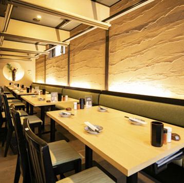 店内には、4名様までご利用いただけるテーブル席を3卓ご用意しております。ゆったりとした間隔で配置されたテーブル席は、気の合う仲間との飲み会や、ご家族でのお食事、ちょっとした集まりにもぴったり。カジュアルながらも居心地の良い雰囲気で、初めての方にもリラックスしてお過ごしいただけるお席です。
