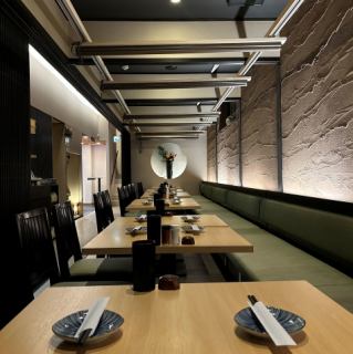 各種ご宴会や会社の集まりに最適な、30名様までご利用いただけるテーブル席をご用意しております。職人が一本一本丁寧に焼き上げる本格焼鳥をはじめ、こだわりの逸品料理をご提供。貸切感覚でご利用いただける為、周囲を気にせず、ゆったりとした時間をお過ごしいただけます。ぜひお気軽にご相談ください。