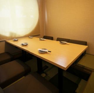 周囲を気にせず、ゆったりと過ごせる完全個室をご用意しております。最大6名様までご利用いただける個室空間は、接待やご家族でのお食事、気の置けないご友人との集まりなど、さまざまなシーンに最適。落ち着いた照明に包まれた空間で、職人が丁寧に焼き上げる本格焼鳥を心ゆくまでご堪能いただけます。