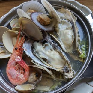 Shellfish bath Steamed seafood in sake