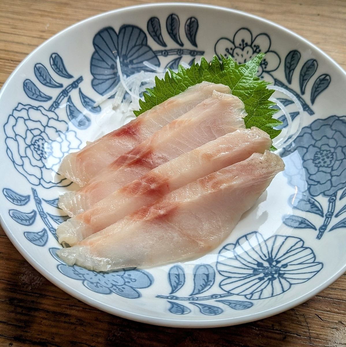 活け締めのホッケを凍らせて食べる、希少なホッケのルイベ刺身