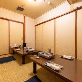 完全個室、和風のお座敷個室、床に座れぬお客様ように、背の低い椅子のご用意あります。宴会、接待、女子会、デートにぴったり。最大10名様