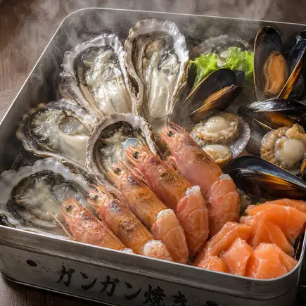 海鮮ガンガン焼き、特大ホッケの原始焼き、牛トロなど7品、生ビール、道産酒、120分飲放付4000円