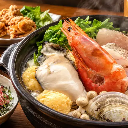 [Seafood Hot Pot Course] Includes sashimi, fried chicken, beef toro hand rolls, and all-you-can-drink beer and local sake, 4500 yen.