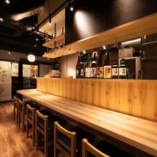 <p>木の温もりがあふれる親しみやすい空間は、日々の忙しさを忘れてゆったりと寛げる落ち着いた雰囲気が漂います。特等席のカウンターは、お1人様でもふらっと気軽に立ち寄りやすく、目の前で繰り広げられる調理風景をライブ感たっぷりにお楽しみいただけます。穏やかで心地よいひとときをどうぞお過ごしください♪</p>