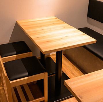 木を基調とした温かい雰囲気の店内は、大人の隠れ家のようにゆったりと寛げる落ち着いた空間です。プライベートを重視した完全個室も各種ご用意しており、周囲を気にせず過ごせるので、グループでの賑やかな宴会など様々な集まりに最適です。特別なひとときから普段使いまで幅広いシーンに対応いたします♪