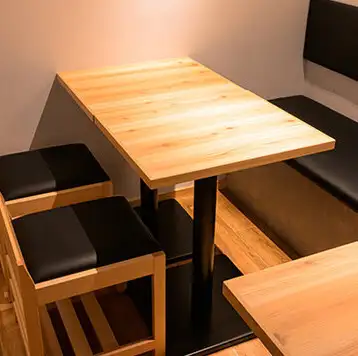 <p>木を基調とした温かい雰囲気の店内は、大人の隠れ家のようにゆったりと寛げる落ち着いた空間です。プライベートを重視した完全個室も各種ご用意しており、周囲を気にせず過ごせるので、グループでの賑やかな宴会など様々な集まりに最適です。特別なひとときから普段使いまで幅広いシーンに対応いたします♪</p>