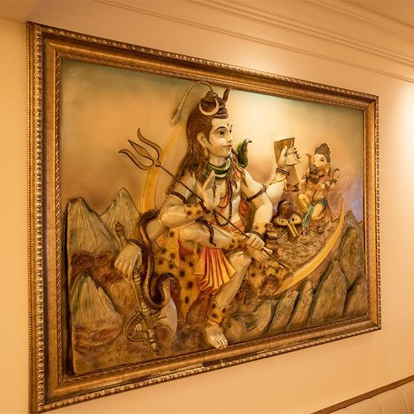 店内のあちこちにはインドの絵画や装飾品が飾られており、非日常空間を演出しております。お食事と共に、五感で楽しむひとときをお過ごしください。