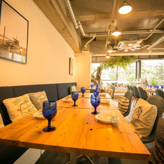 We have sofa seats on one side where you can sit comfortably.For groups of 10 or more, the horizontal layout ensures a comfortable stay.The sofa seating provides a relaxing atmosphere, the perfect setting for good conversation and memories to be made.It is suitable for a variety of occasions, including special gatherings with friends and family, and business meetings.