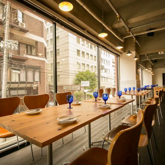 We have a flexible layout that can accommodate banquets of various sizes, and we will propose the optimal arrangement based on the size of your group.The relaxed atmosphere allows guests to enjoy casual conversation, making it the perfect place to share special moments.We will provide you with warm hospitality and a wonderful banquet.