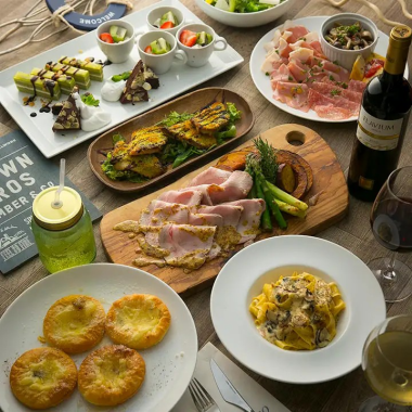 ☆Popular plan☆ Pork loin marinated in aromatic vegetables, a fish main dish, and 7 other dishes (all-you-can-drink included) 5,500 yen (tax included)
