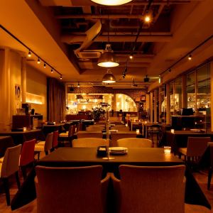 メインフロア(最大120名様着席)※50名ほどから貸切していただけます！※着席・立食・カジュアル・フォーマル、あらゆるシーンに対応いたします。