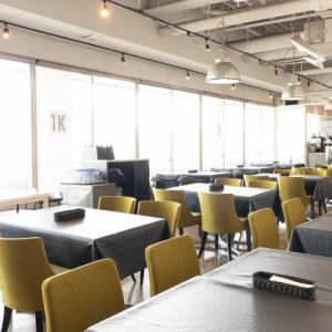 大きな窓ガラスで開放感のある店内！気兼ねなくお食事していただけます。