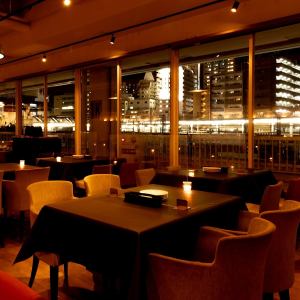 夜は駅舎の夜景も望めます。ノスタルジックな景色は異空間を演出。