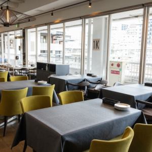 大きな窓ガラスで開放感のある店内！気兼ねなくお食事していただけます。