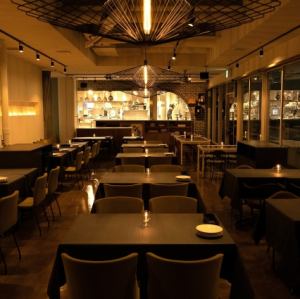夜は一気にムーディになります。広いため周りも気になりません。