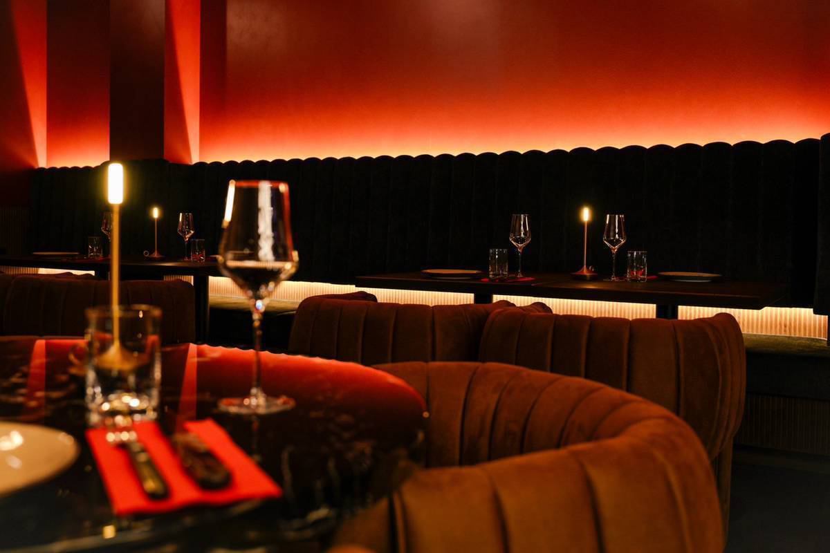 栄駅から徒歩5分。開放的な空間で本格ステーキを楽しめる♪