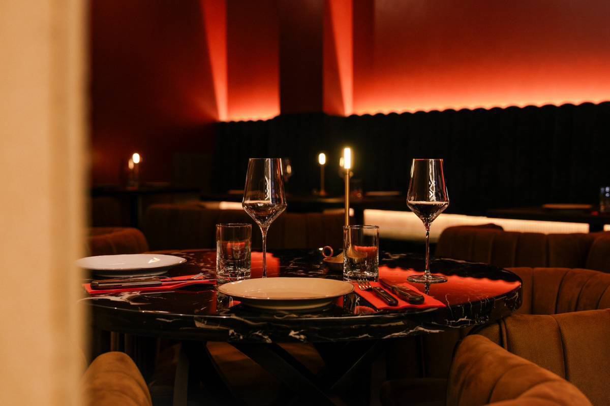 栄駅から徒歩5分。開放的な空間で本格ステーキを楽しめる♪