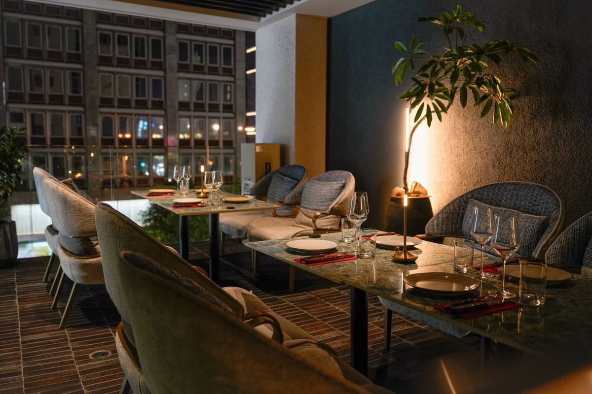 栄駅から徒歩5分。開放的な空間で本格ステーキを楽しめる♪