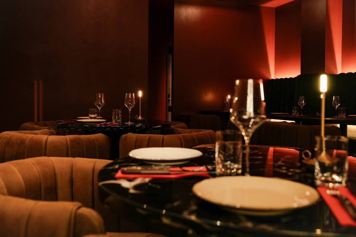 栄駅から徒歩5分。開放的な空間で本格ステーキを楽しめる♪