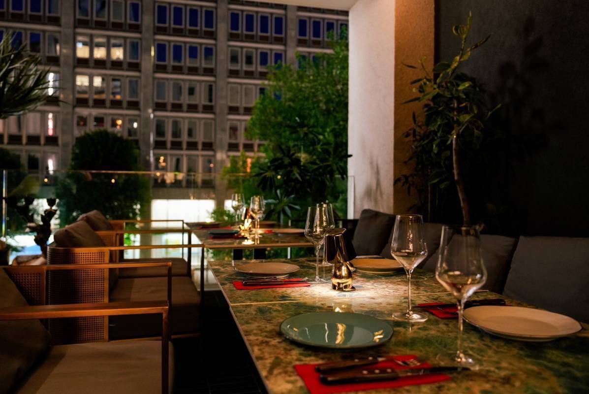 栄駅から徒歩5分。開放的な空間で本格ステーキを楽しめる♪