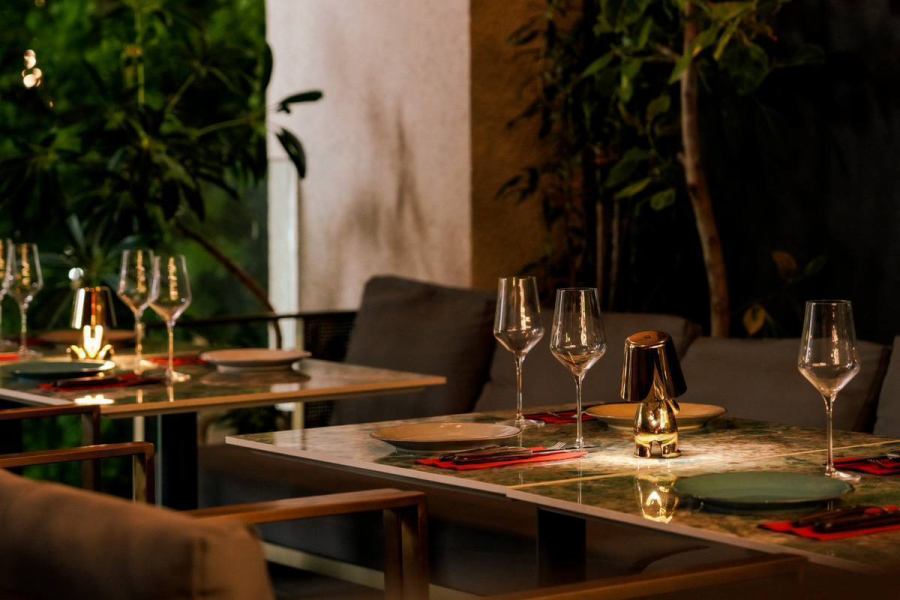 【夜は満天の星空の下で、素晴らしい時間を】昼は太陽の光を浴びながら、夜は星空を眺めながら、時間帯によって異なる表情を見せるテラス席。大切な人と、忘れられないロマンティックなひとときを過ごせます。